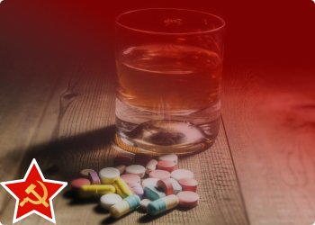 Бокал с выдержанным, бочковым напитком карамельного цвета и таблетки
